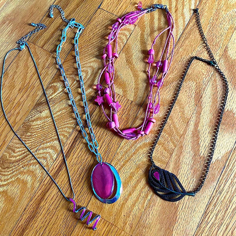 Lot of 4 Necklaces 💓